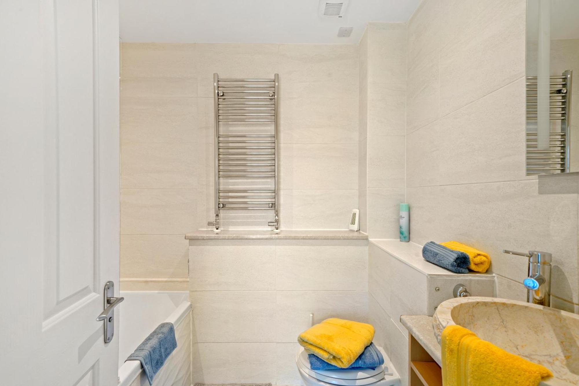 3 Bedroom Mews Home - Clapham Common - Free Private Parking - Sleeps 5 - Newly Refurbished - Sweetpea & Pillow Properties London Eksteriør bilde
