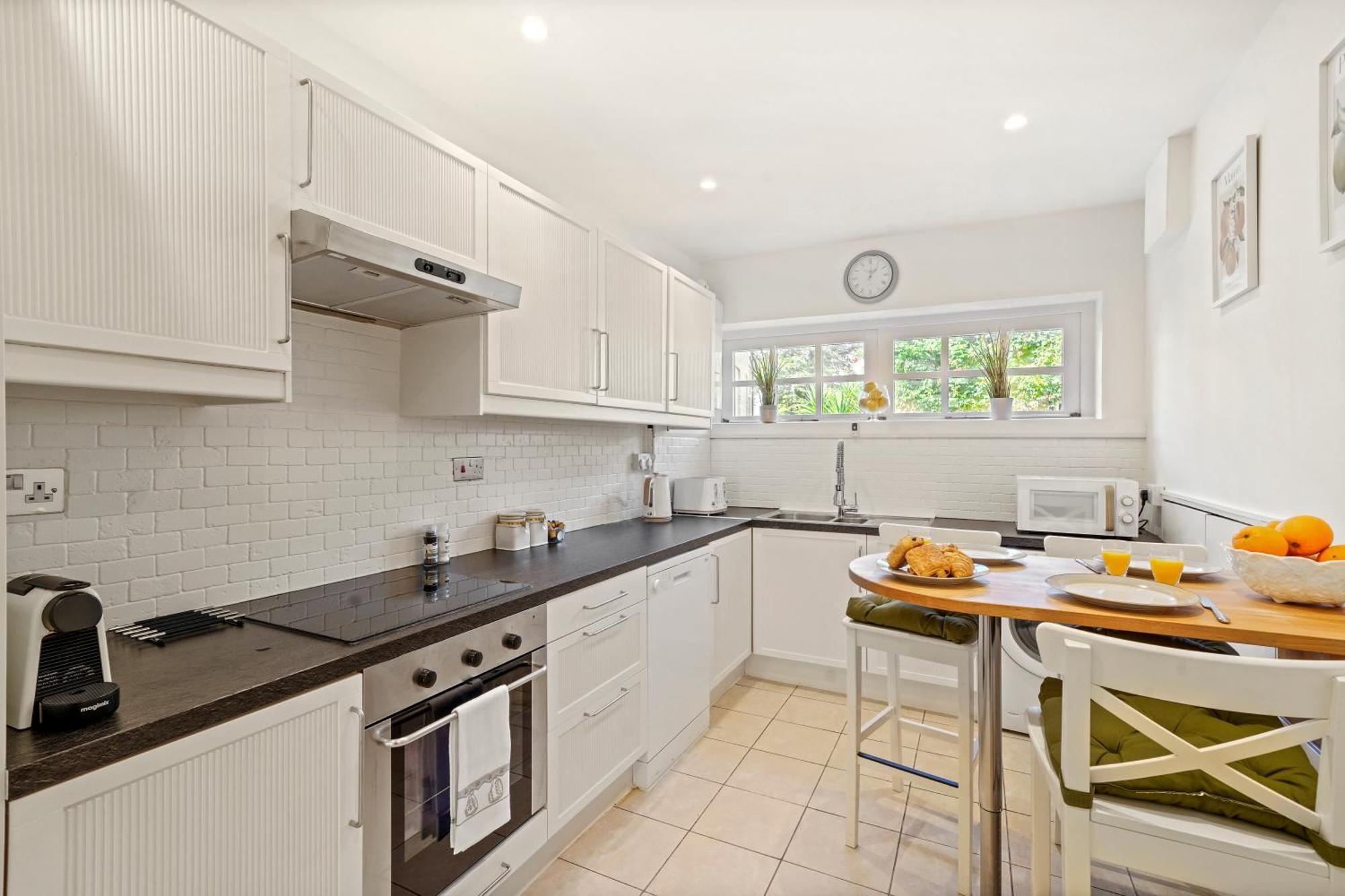 3 Bedroom Mews Home - Clapham Common - Free Private Parking - Sleeps 5 - Newly Refurbished - Sweetpea & Pillow Properties London Eksteriør bilde
