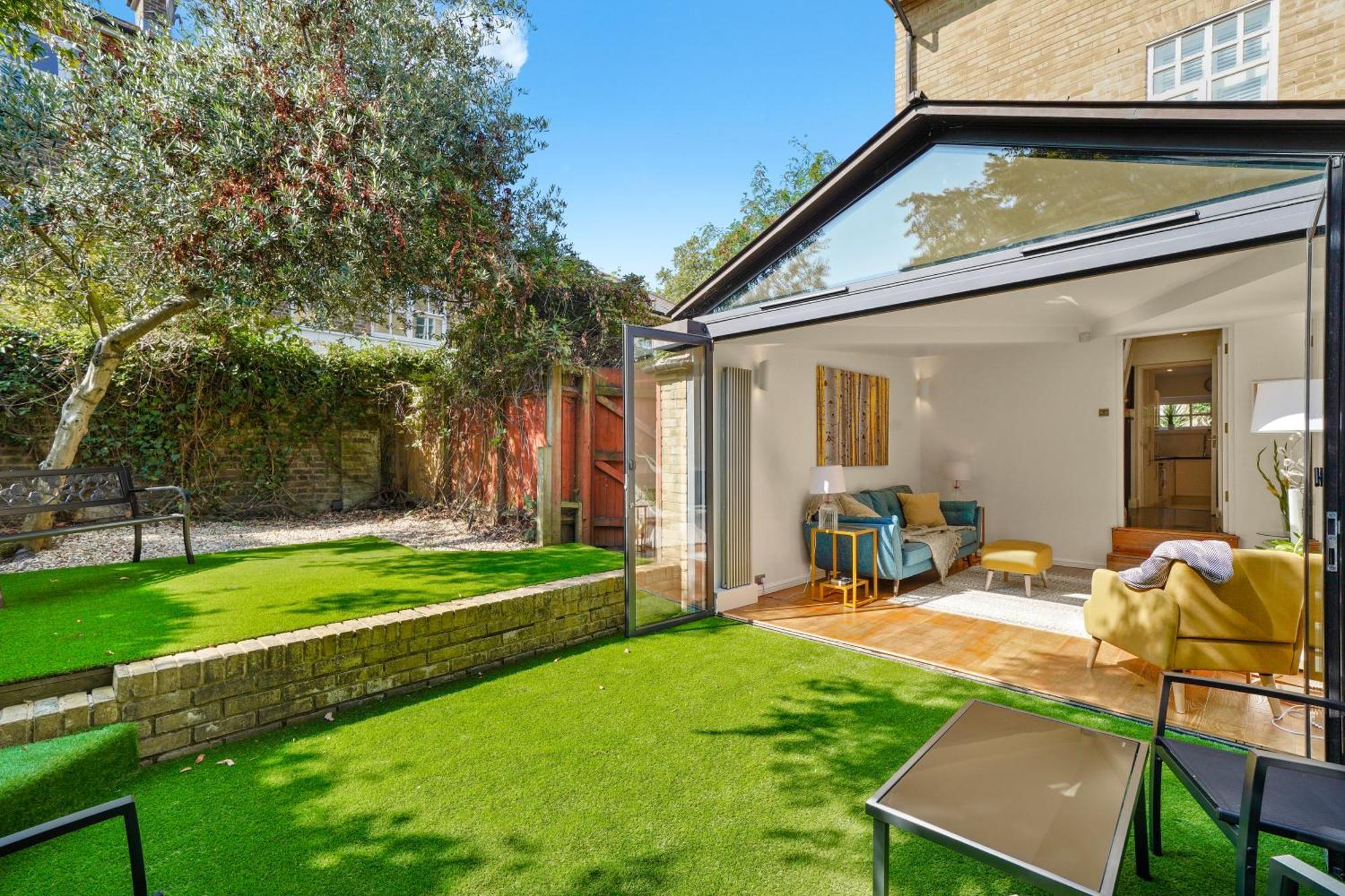 3 Bedroom Mews Home - Clapham Common - Free Private Parking - Sleeps 5 - Newly Refurbished - Sweetpea & Pillow Properties London Eksteriør bilde