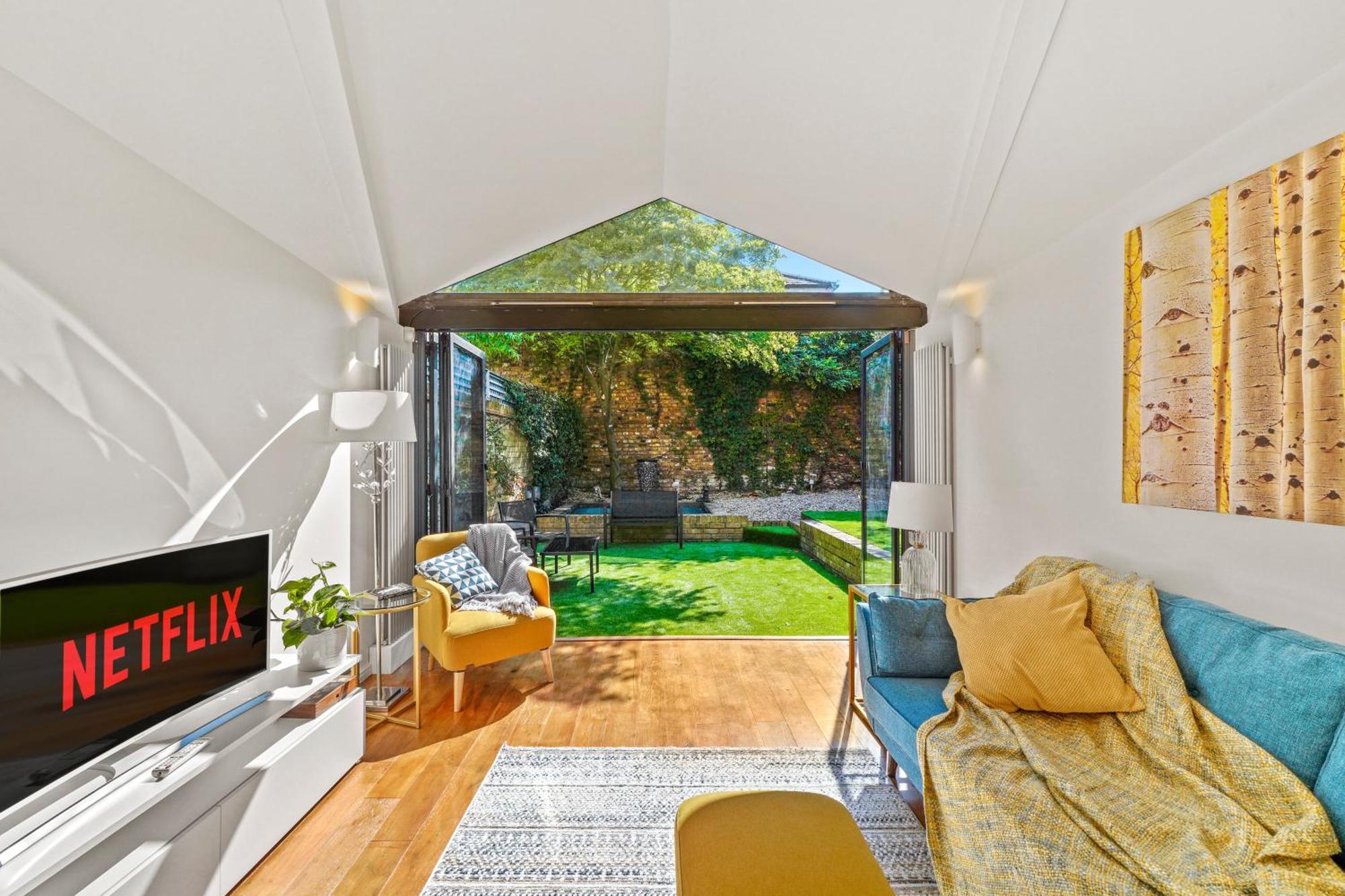 3 Bedroom Mews Home - Clapham Common - Free Private Parking - Sleeps 5 - Newly Refurbished - Sweetpea & Pillow Properties London Eksteriør bilde
